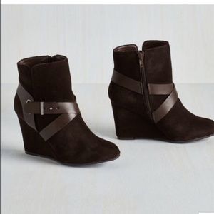 🎉HP🎉Chinese Laundry Suede Wedged Booties sz 9.5